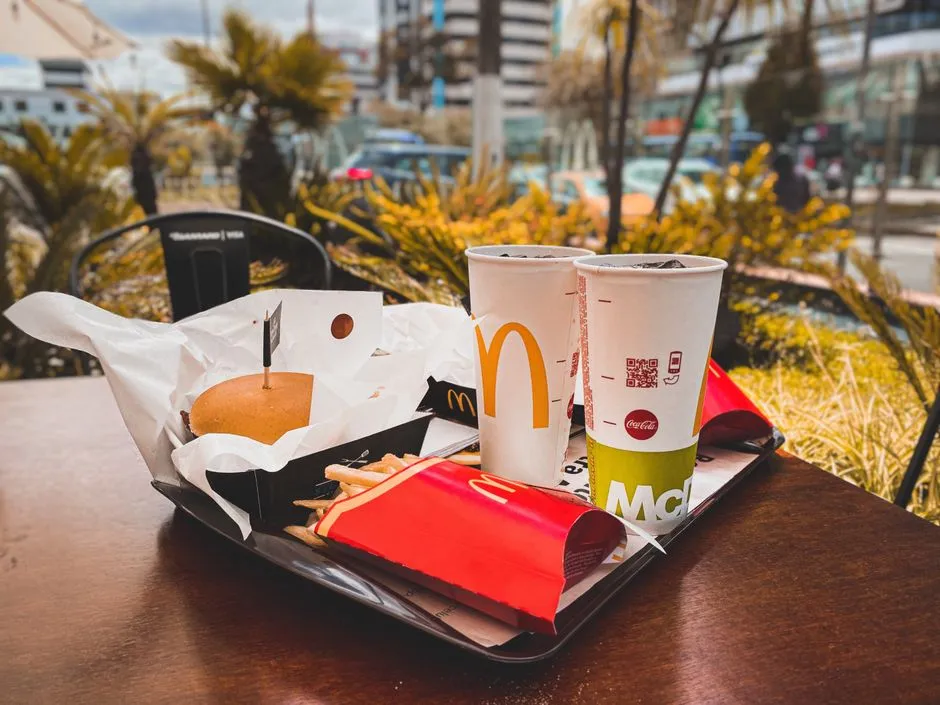 A hamburger and a drink on a fast-food tray, illustrative photo
